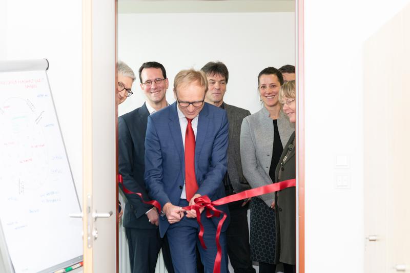  Prof. Dr. Markus Vogt (LMU), Philipp Holzheid (StMWK), Prof. Dr. Klaus Kreulich (HM), Karl-Friedrich Barthmann (StMUV), Lara Lütke-Spatz, Prof. Dr. Ingrid Hemmer (Netzwerkssprecherin), (v.l.n.r.)