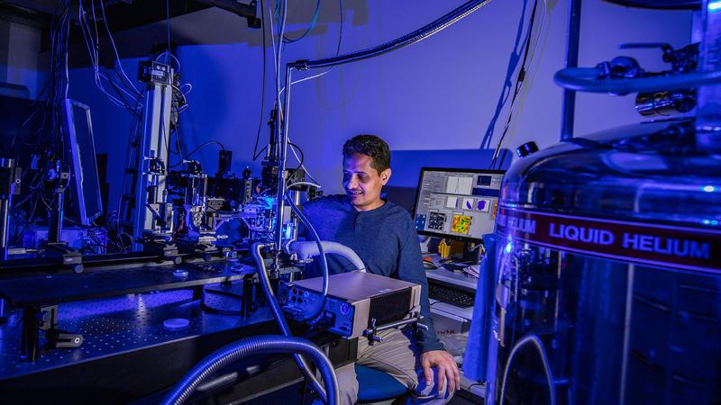 Dr. Mursal Baggash von der der Professur für Experimentelle Sensorik bereitet im Labor an einem speziellen Kühlgerät eine Messung an einer blauen Leuchtdiode vor.