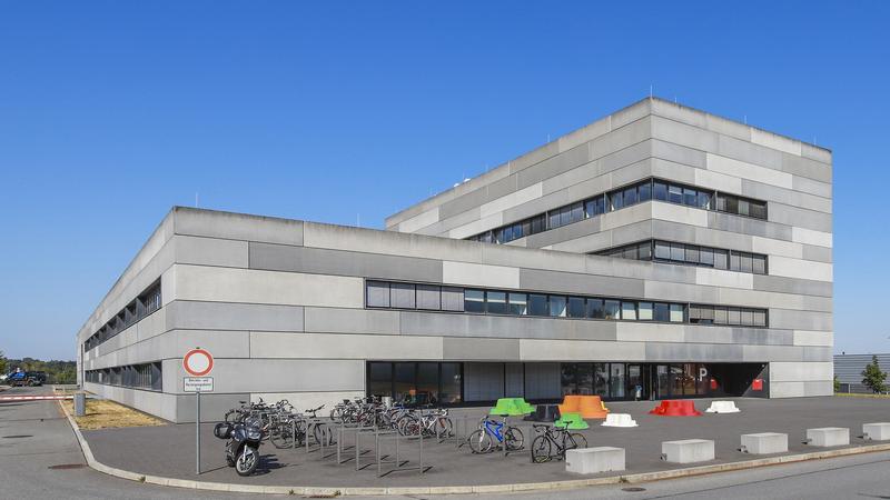 Hier im Gebäude des Instituts für Physik befindet sich die Kältetechnik, mit der die Wissenschaftlerinnen und Wissenschaftler bei extrem tiefen Temperaturen Versuche durchführen können. 