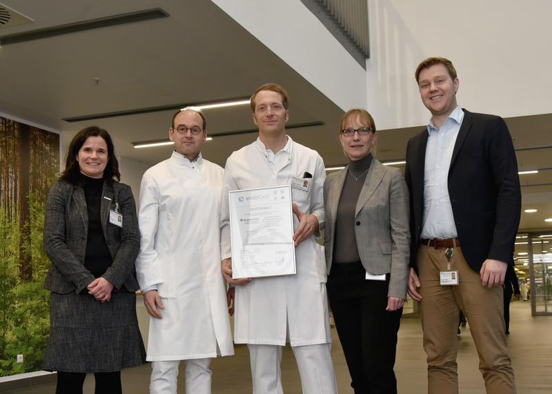 Bild (v.l.): Dr. Tina Groll (Geschäftsführerin), Prof. Dr. Thomas A. Schildhauer (Ärztlicher Direktor), Dr. Hinnerk Baecker (Leiter EPZ max), Claudia Kästner (Leitung QM), Sven Schulz (QM)