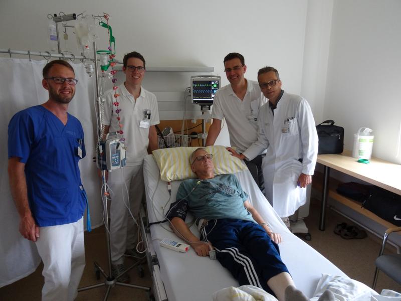 Der erste am NCT/UCC Dresden mit CAR-T-Zellen behandelte Patient mit dem Team der Early Clinical Trial Unit (v.r.n.l. Prof. Martin Bornhäuser, Dr. Martin Wermke, Dr. Raphael Teipel, Max Langner)