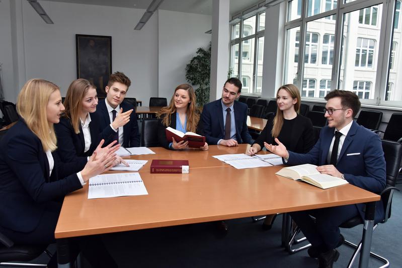 Proben für den Wettbewerb: die Jenaer „Mooties“ (v.l.n.r.) Elena Krenn, Kristin Paul, Lucas Ibers, Pauline Köstner (Coach), Alexander Holzer (Coach), Juliane Wilke und Lukas Tepke.