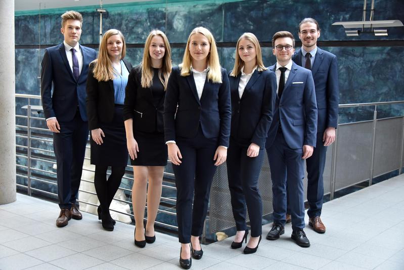 Das Jenaer Vis-Moot-Team (v.l.n.r.): Lucas Ibers, Pauline Köstner, Juliane Wilke, Elena Krenn, Kristin Paul, Lukas Tepke und Alexander Holzer von der Rechtswissenschaftlichen Fakultät.