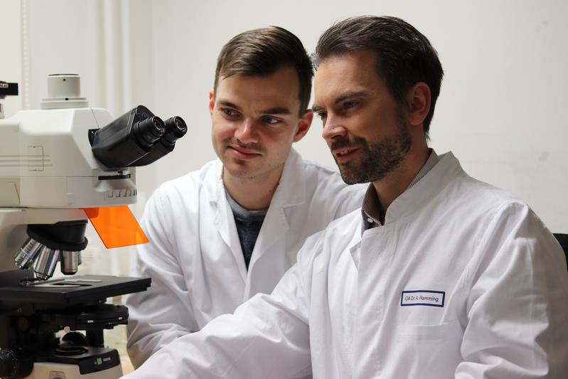 Doctoral candidate Thomas Wohlfahrt (l.), lead author of the article, and group leader Dr. Andreas Ramming in front of an immune fluorescence microscope.