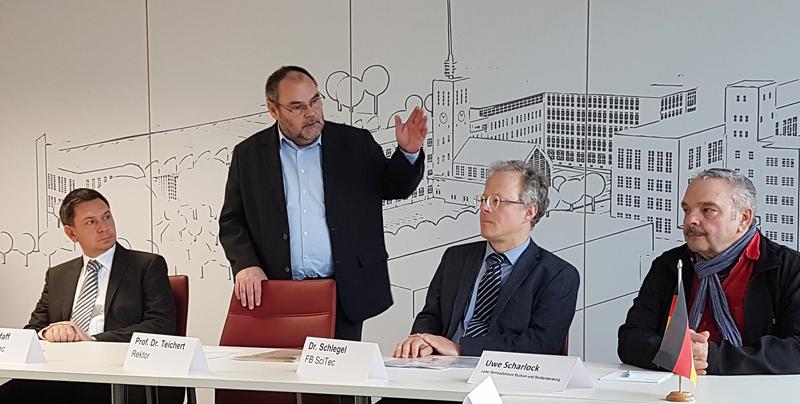 Bei der Zeugnisausgabe, v. l.: Prof. Dr. Mirko Pfaff, Dekan des FB SciTec, Rektor Prof. Dr. Steffen Teichert, Dr. Dirk Schlegel und Uwe Scharlock, Leiter Servicezentrum Studium und Studienberatung