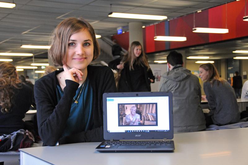 Studentin Hanna-Luna Braunewell zeigt auf ihrem Rechner eine Darstellerin der „Real Housewives“.