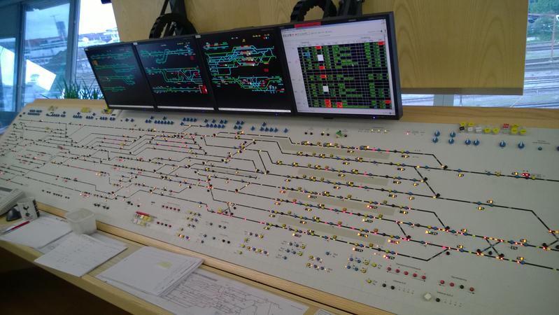 Ein Blick auf die Kontrolltafel eines dänischen Stellwerks macht deutlich, wie komplex der Bahnverkehr ist. Dabei gilt das dänische Netz noch als relativ einfach.