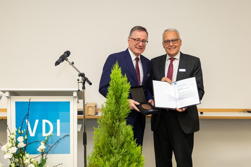 Laudator Prof. Dr.-Ing. Eberhard Haller (rechts) überreicht die VDI-Ehrenplakette an Prof. Dr.-Ing. Wilhelm Bauer (links).