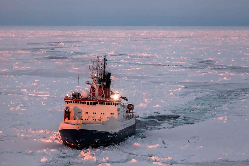 FS Polarstern in der Antarktis