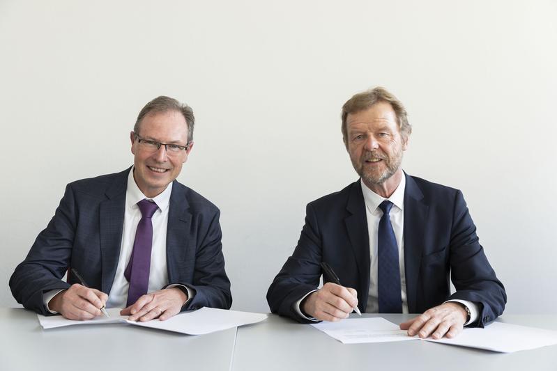 Vertragsunterzeichnung: Dr. Thomas Ollinger (links), Leiter des Zentralbereichs Personal der Deutschen Bundesbank und Prof. Dr. Wolfgang Baier, Präsident der OTH Regensburg.