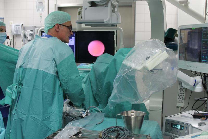 Prostataverkleinerung mit Wasserkraft: Prof. Dr. Andreas Gross, Chefarzt der Abteilung für Urologie in der Asklepios Klinik Barmbek (Hamburg), setzt den AquaBeam ein