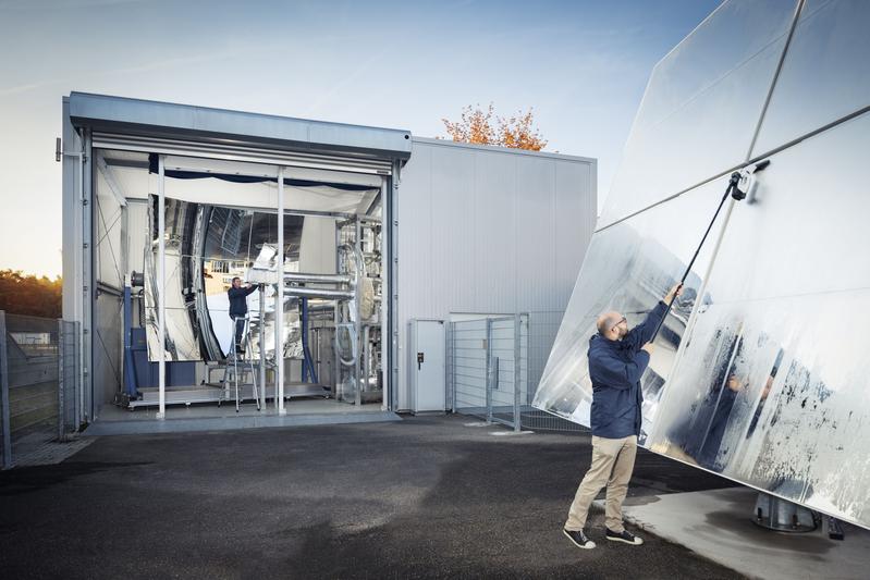 Mithilfe von Flüssigmetalltechnologien kann der Wirkungsgrad eines konzentrierenden solarthermischen Kraftwerks signifikant erhöht werden. Das Foto zeigt die Pilotanlage SOMMER am KIT. 