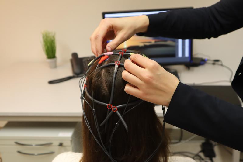 Elektroden auf der Kopfhaut messen die Hirnaktivitäten.
