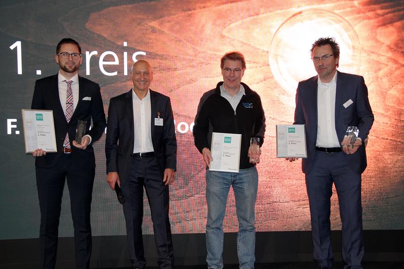 Udo Gommel, Fraunhofer IPA (2. von rechts) und die Preisträger von links: Edward Becker, Hydroflex Group GmbH; Udo Gommel, Fraunhofer IPA; Markus Stübchen, F. Hoffmann-La Roche; Carsten Moschner,