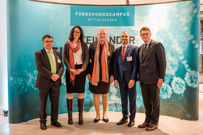 Prof. Dr. Matthias Willems (von links), Wissenschaftsministerin Angela Dorn, Prof. Dr. Katharina Krause, Prof. Dr. Joybrato Mukherjee und Landtagspräsident Boris Rhein beim Informationsabend.