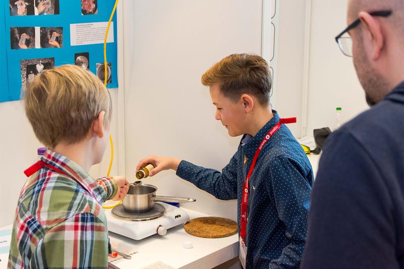 Teilnehmer bei „Jugend forscht/Schüler experimentieren“ stellen an der TH Bingen ihre Projekte vor. 