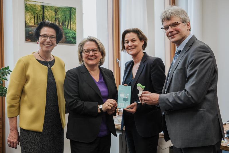Klimaspatz „Piaf“ vom Wuppertal Institut zieht in das Bundesumweltministerium und bei Bundesumweltministerin Svenja Schulze ein.