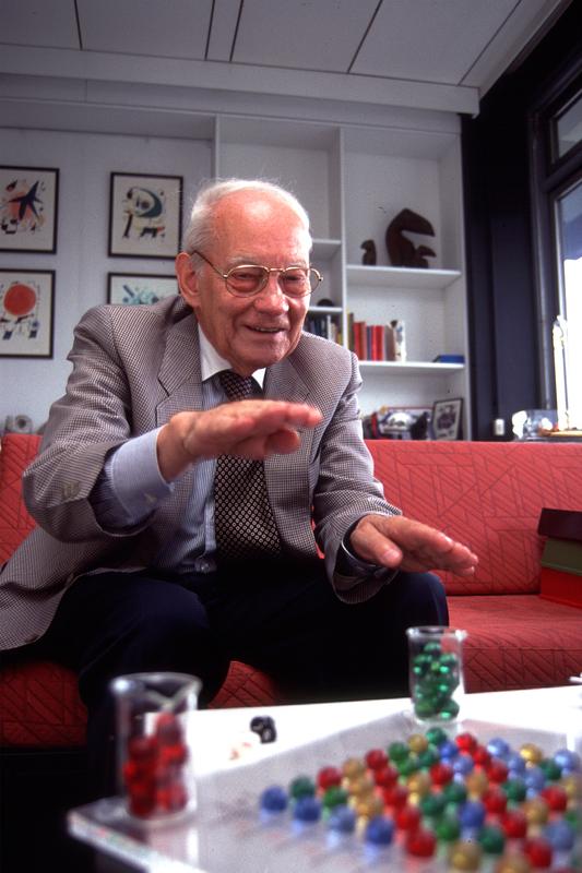 Manfred Eigen 2001 in seinem Büro