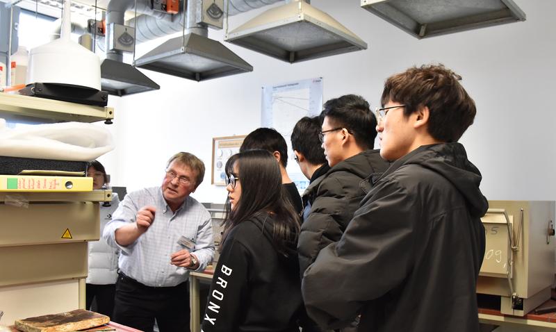 Prof. Dr. Jürgen Merker mit einer Gruppe chinesischer Jugendlicher vom Internationalen Studienzentrum in Jena