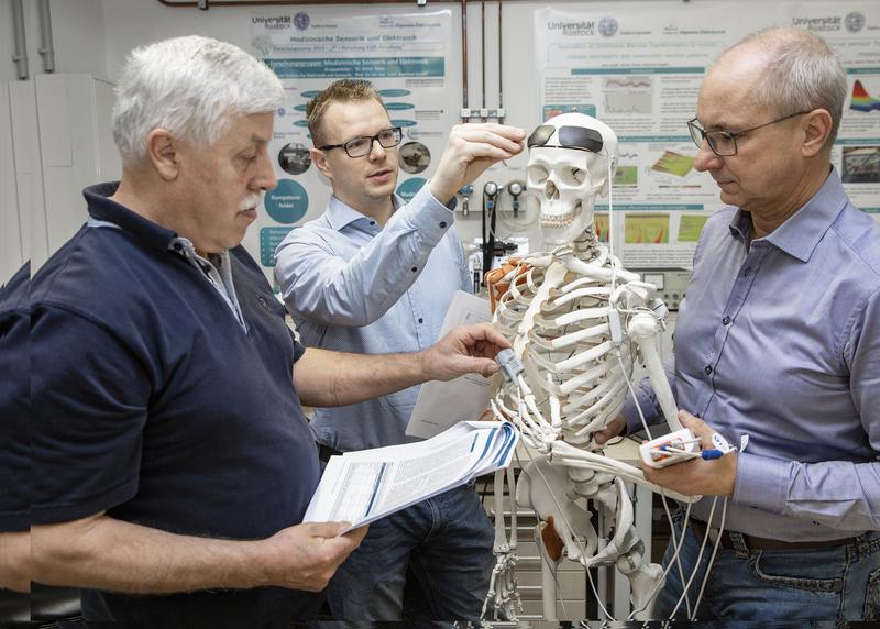 Eine innovative Kooperation: Professor Hartmut Ewald (li) und Dr. Ulrich Timm (mi) vom Institut für Allgemeine Elektrotechnik zusammen mit dem Geschäftsführer der bluepoint medical Bernd Lindner (r.)