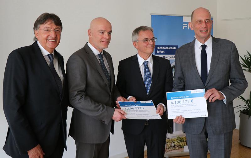 Minister Wolfgang Tiefensee (rechts) übergibt mit Staatssekretär Dr. Klaus Sühl (links) den Förderbescheid an Rektor Prof. Dr. Volker Zerbe und den Projektleiter Prof. Dr. Philipp Franken (Mitte).