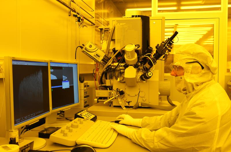 Medizinische Implantate, superelastische Metalle, sensitive Sensoren: Im Reinraum des Kieler Nanolabors werden wesentliche Grundlagen für neue Werkstoffe und Anwendungen geschaffen.