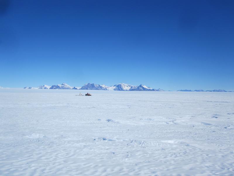 Der Antarktische Eisschild im Gebiet der Schirmacheroase, Ostantarktis. Expedition der TUD mit Messungen zur Kalibrierung von Satellitendaten im Januar 2015