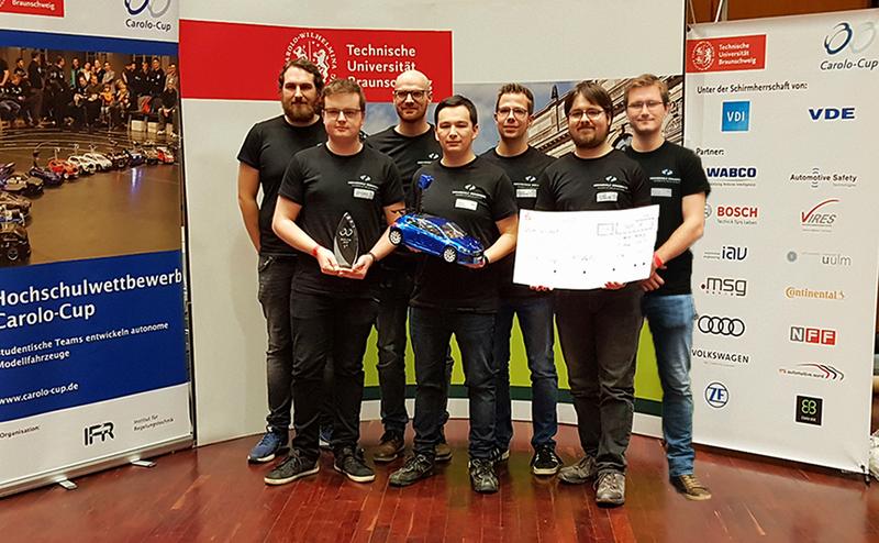 So sehen Sieger aus: Das Team der Hochschule Osnabrück hat beim internationalen Wettbewerb der autonomen Modellautos Carolo-Cup den ersten Preis in der Einsteiterklasse gewonnen. 