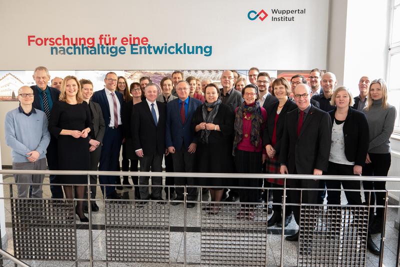 NRW-Umweltministerin Ursula Heinen-Esser mit dem TEAM Nachhaltigkeit sowie mit Prof. Dr. Uwe Schneidewind, Präsident des Wuppertal Instituts, und Prof. Dr.-Ing. Manfred Fischedick, Vizepräsident.