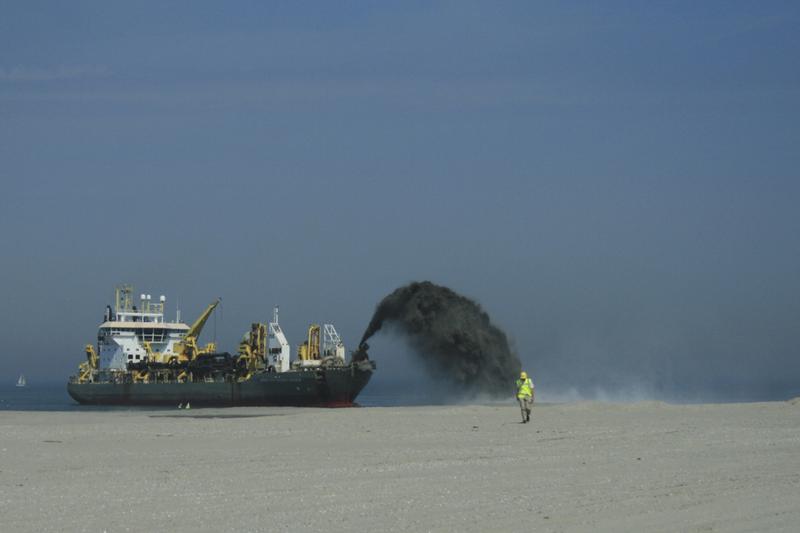 Spülschiff bei der Anlandung von Meeressediment zur Entstehung der „Maasvlakte 2“ – Fundstelle der untersuchten Primaten-Fossilien. 