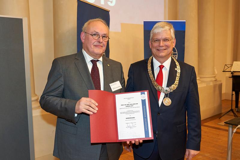 Rektor Dabbert überreicht Kollmer-v. Oheimb-Loup die Ehrennadel der Universität