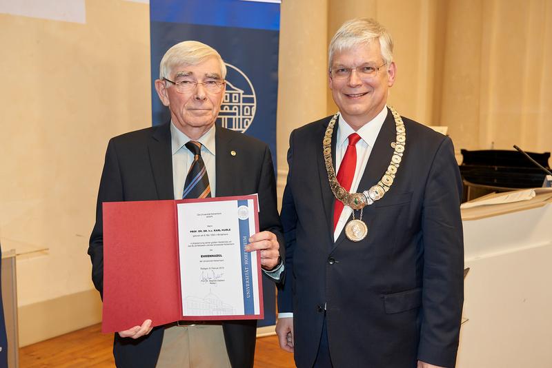 Rektor Dabbert überreicht die Ehrennadel an Prof. Hurle