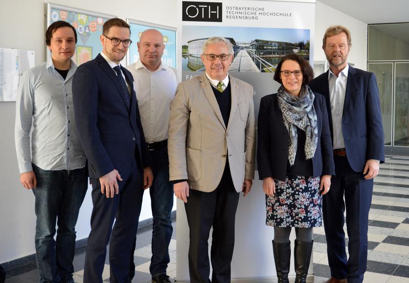 Beteiligte: (von links) Tobias Saller, Prof. Dr. Oliver Steffens, Siegmund Knauer, Jürgen Huber, Gertrud Maltz-Schwarzfischer und Prof. Dr. Wolfgang Baier.