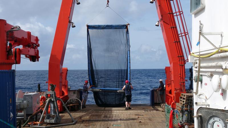 Aussetzen eines Netzes zum Fangen von Plankton an Bord der Meteor