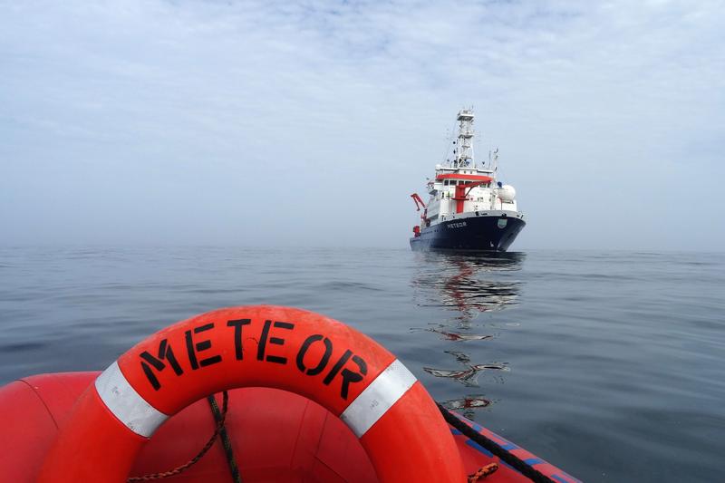 Das Forschungsschiff Meteor vom Beiboot aus