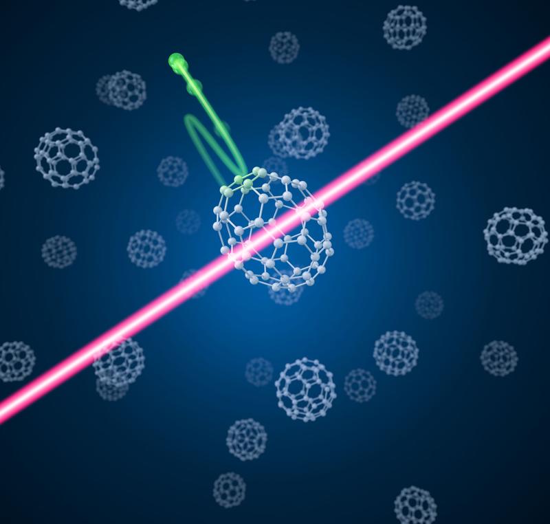 Ein infraroter Laserpuls trifft auf ein Kohlenstoff-Makromolekül. Dabei ändert das Molekül seine Form und entlässt ein Elektron in die Umgebung.