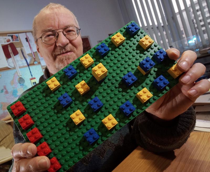 Prof. Dr. Ingo Althöfer von der Universität Jena stellt Lego-Kreationen auf der „didacta“ 2019 vor und regt die Besucherinnen und Besucher zum Mitmachen an. 