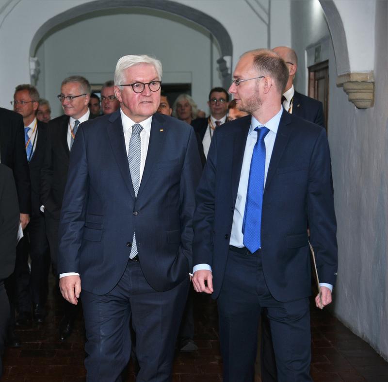 Bundespräsident Dr. Frank-Walter Steinmeier (l.) im Deutsch-Kolumbianischen Friedensinstitut (Instituto CAPAZ) in Bogotá mit Prof. Dr. Stefan Peters (r.)