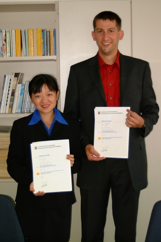 Die ersten Diplom-Wirtschaftsingenieure des Studiengangs Medienwirtschaft der HDM Stuttgart: Lu Dong (links) und Matthias Riedinger