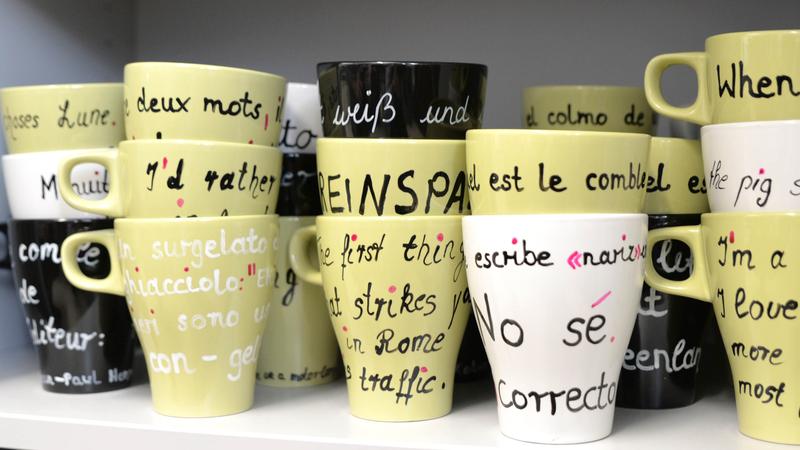 Sprachspiele zum Trinken: Für eine Tagung wurden die Tassen mit Wortkunst auf Deutsch, Spanisch, Französisch und Englisch bedruckt.