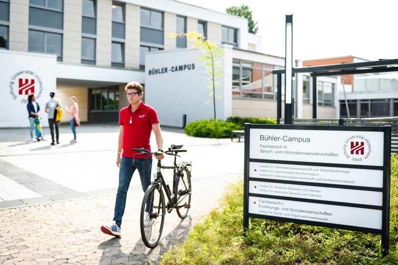 Am Bühler-Campus der Uni Hildesheim werden Sprachexperten ausgebildet. Seit 40 Jahren bildet die Uni Hildesheim Übersetzerinnen und Übersetzer aus, die zwischen Sprachen und Kulturen mitteln.