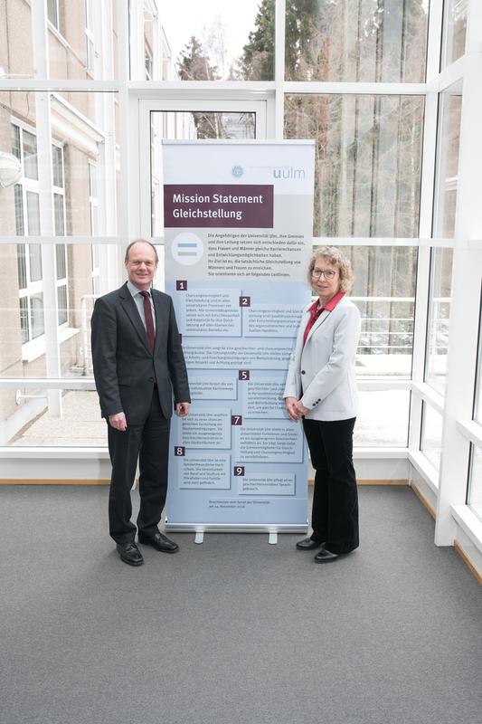 Universitätspräsident Prof. Michael Weber und die Gleichstellungsbeauftragte Prof. Susanne Biundo-Stephan präsentieren das Mission Statement Gleichstellung der Uni Ulm 