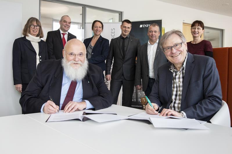 Prof. Dr. Marcus Baumann, Rektor der FH Aachen (links), und INFORM-Geschäftsführer Adrian Weiler bei der Vertragsunterzeichnung
