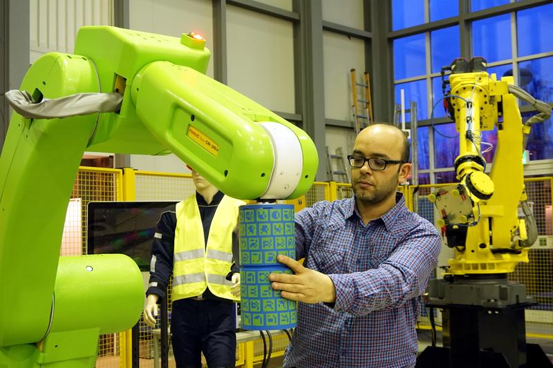 In der BIBA-Forschungshalle hat der Aufbau des Demonstrators für das Projekt "Autonomes Assistenzsystem zur Unterstützung von MRK-Montageprozessen" (AutARK) begonnen.