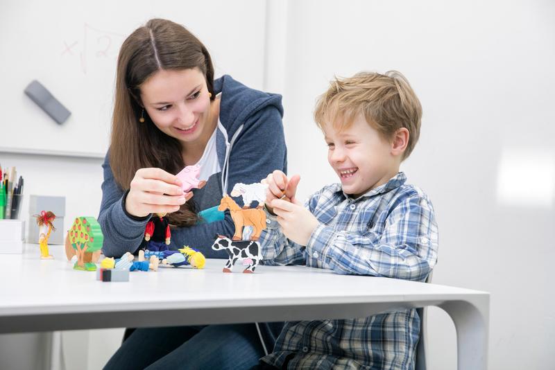 Beim Sprachstandserhebungstest werden u.a. mit Spielfiguren verschiedene Sprachbereiche wie Wortschatz und Grammatik erfasst. Bild druckfähig unter https://cloud.srh.de/s/sa8LxDT7Rrg2JLa.