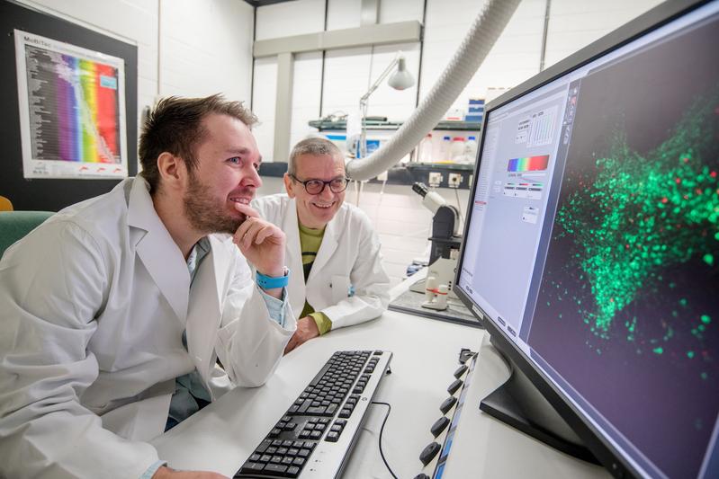 Dennis Eickelbeck (links) und Stefan Herlitze bringen Zellen zum Leuchten – mit der sogenannten Optogenetik.