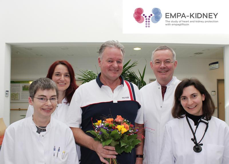 In Würzburg hat das Studienteam um Prof. Dr. Christoph Wanner (zweiter von rechts) den ersten Patienten bundesweit für die EMPA-Kidney Studie rekrutiert.