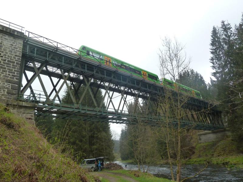 Profilscanner unter Eisenbahnbrücke