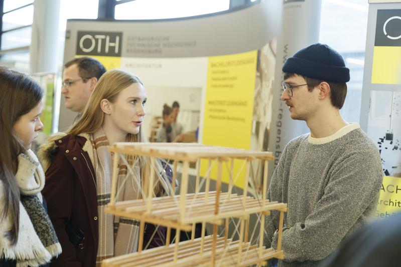 Am Regensburger Hochschultag informierten sich rund 5000 Schüler über das Studienangebot der Regensburger Hochschulen.