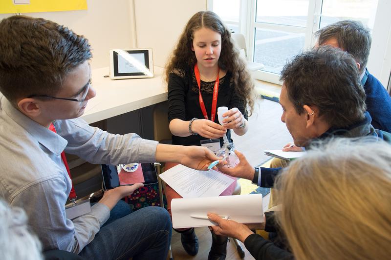 Luca Rehm und Lara Kuballa vom Gymnasium an der Stadtmauer Bad Kreuznach demonstrieren ihren Prototypen zum Projekt „“cleanly brush“ mehr Sauberkeit für unsere Zahnpflege“.